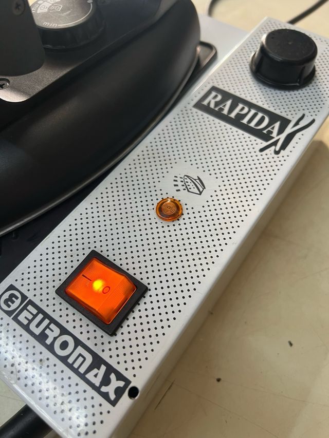 Ferro da stiro a vapore RapidaX.