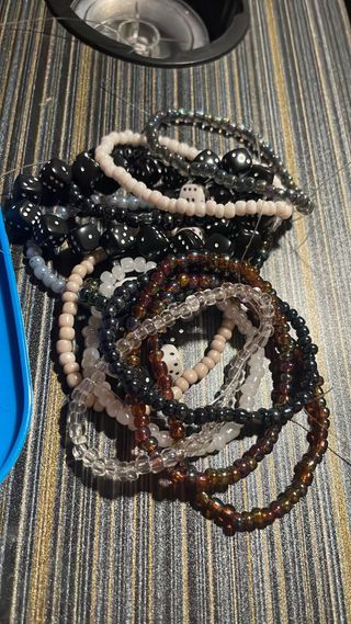 Sobre sorpresa de 6 pulseras elásticas de colores.