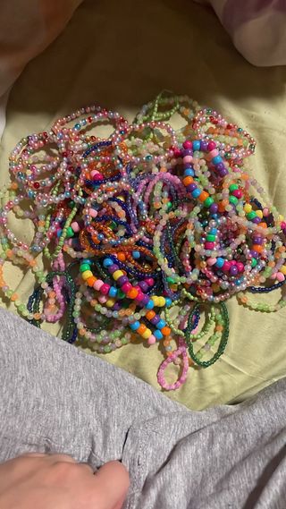 Sobre sorpresa de 6 pulseras elásticas de colores.