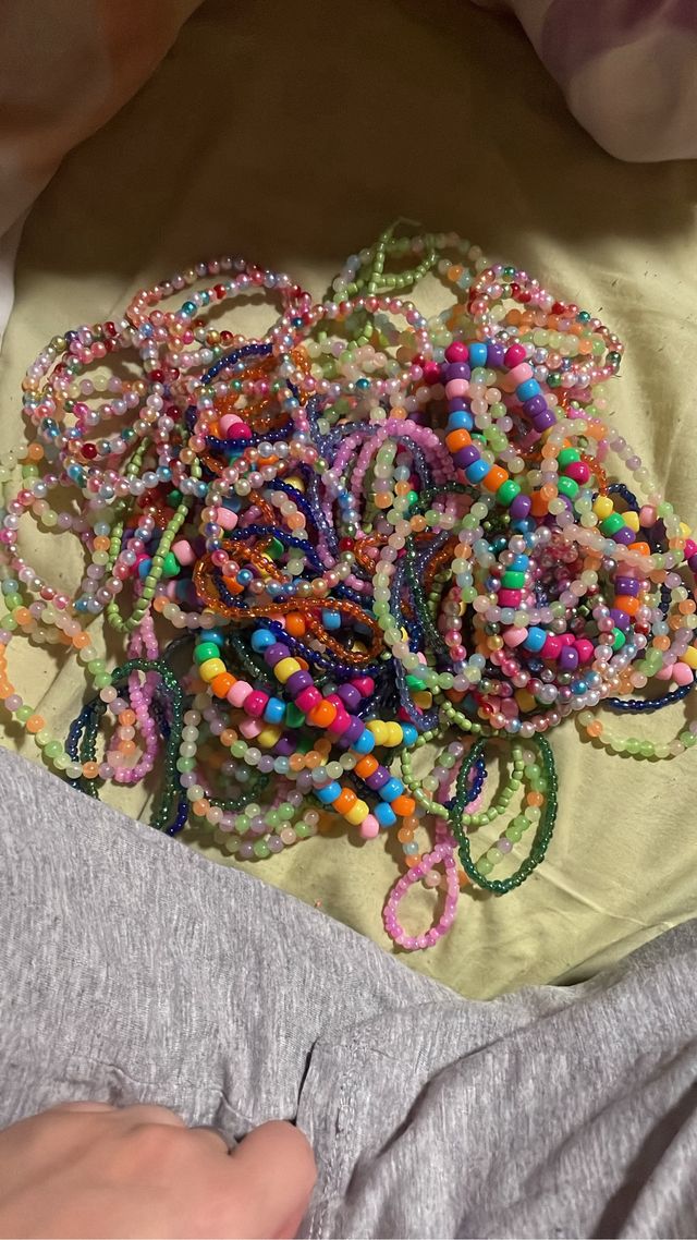 Sobre sorpresa de 6 pulseras elásticas de colores.