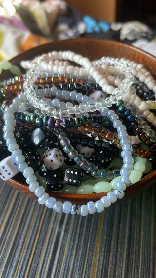 Sobre sorpresa de 6 pulseras elásticas de colores.