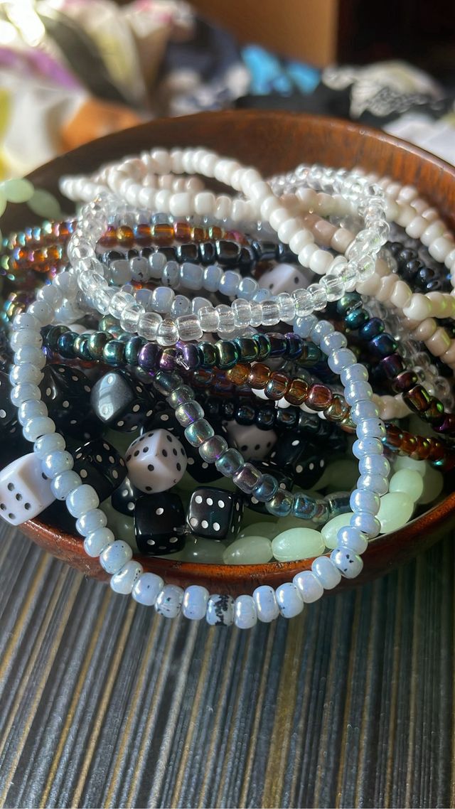 Sobre sorpresa de 6 pulseras elásticas de colores.