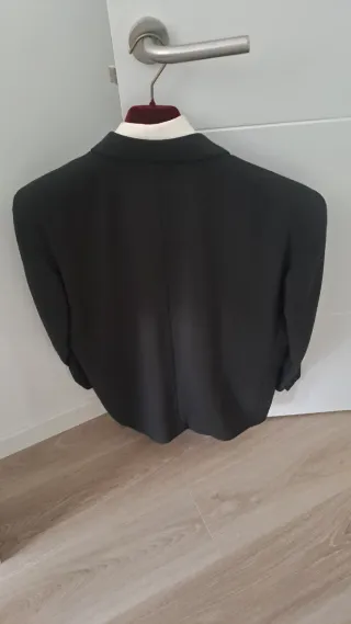 Americana y camisa de vestir negra