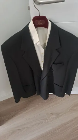 Americana y camisa de vestir negra