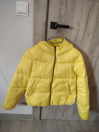 Plumas amarillo Primark talla S, pero da talla M.