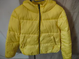 Plumas amarillo Primark talla S, pero da talla M.