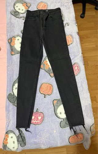 Pantalones vaqueros negros desgastados