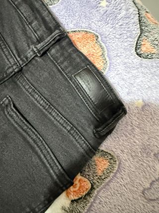 Pantalones vaqueros negros desgastados