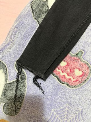 Pantalones vaqueros negros desgastados