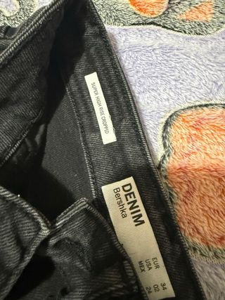 Pantalones vaqueros negros desgastados