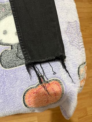 Pantalones vaqueros negros desgastados
