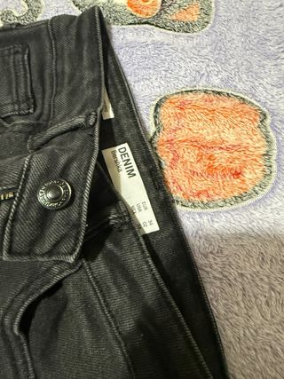 Pantalones vaqueros negros desgastados