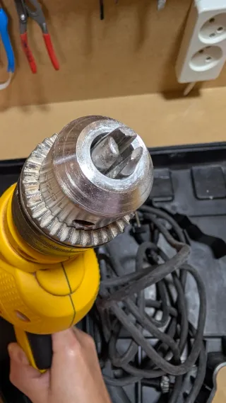 Taladro percutor DeWalt 700W