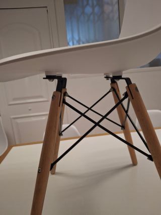 Sillas IKEA blancas, patas de madera