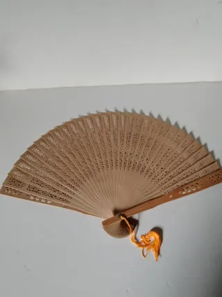 Dos abanicos de madera