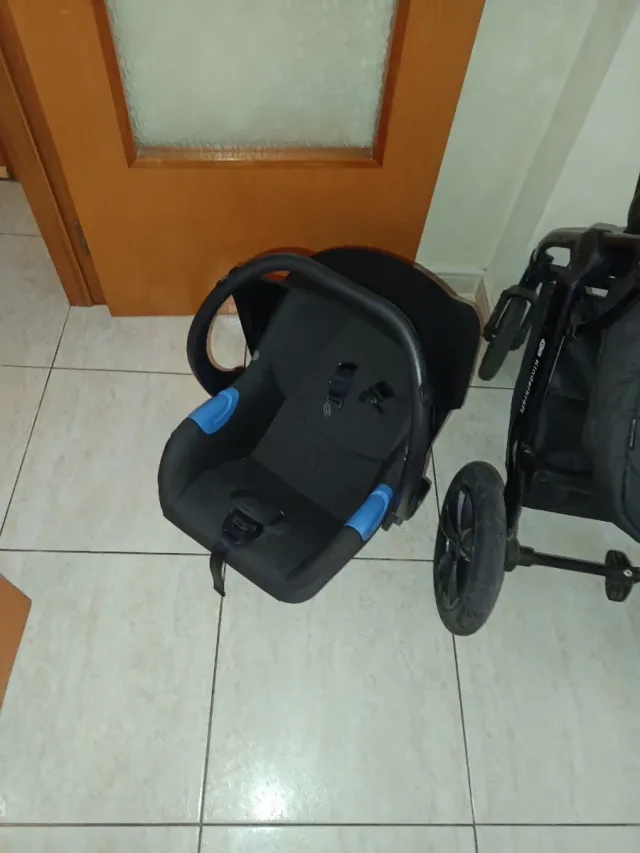 Carro Kinderkraft con silla de coche