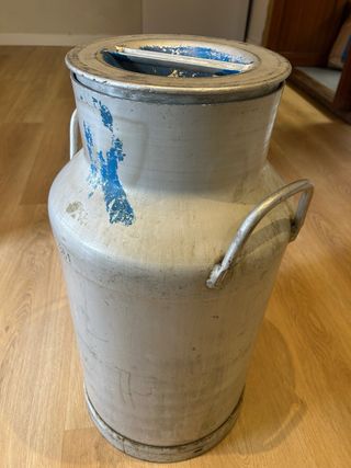 Lechera antigua metálica