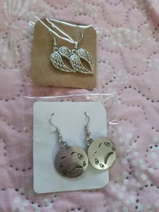 Pendientes de alas y caritas llorando