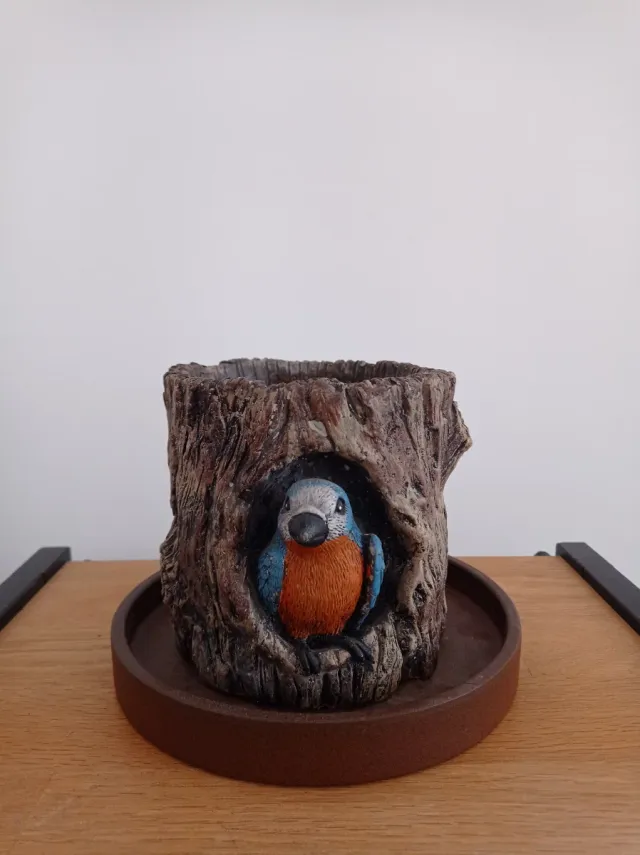 Macetero tronco pájaro realista