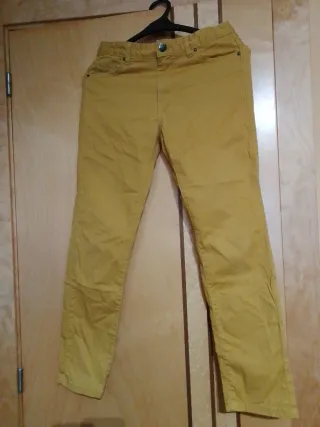 Pantalón infantil color mostaza