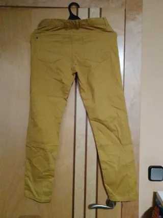 Pantalón infantil color mostaza