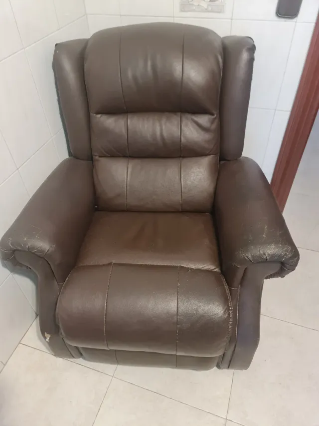 Sofá reclinable de piel marrón