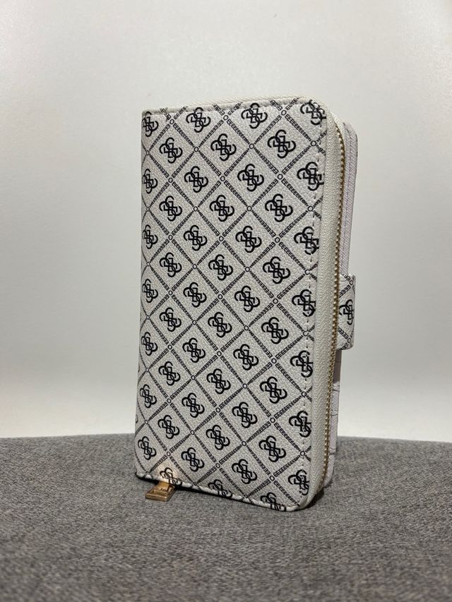 Carteira branca com estampa geométrica e detalhes