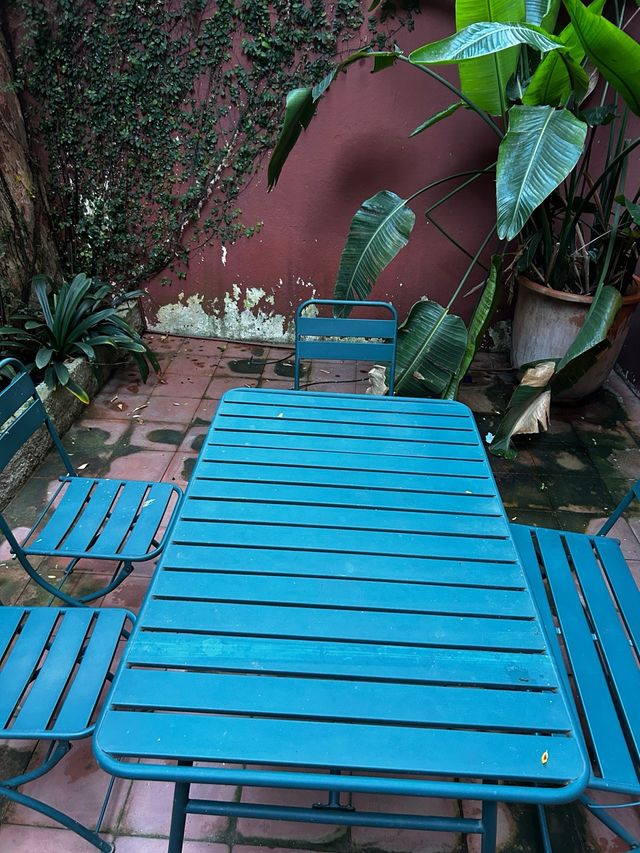 Mesa y sillas de jardín metálicas