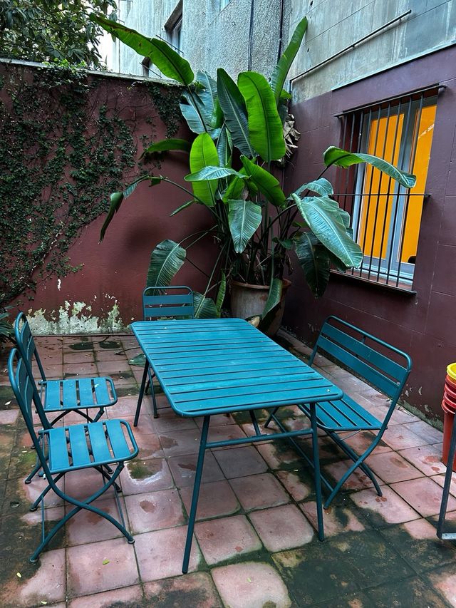 Mesa y sillas de jardín metálicas