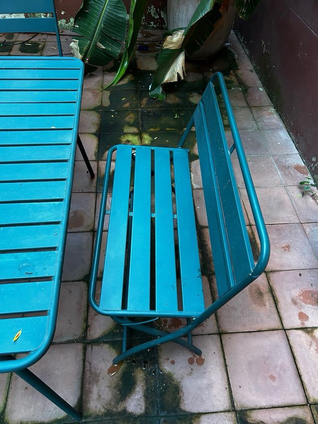 Mesa y sillas de jardín metálicas