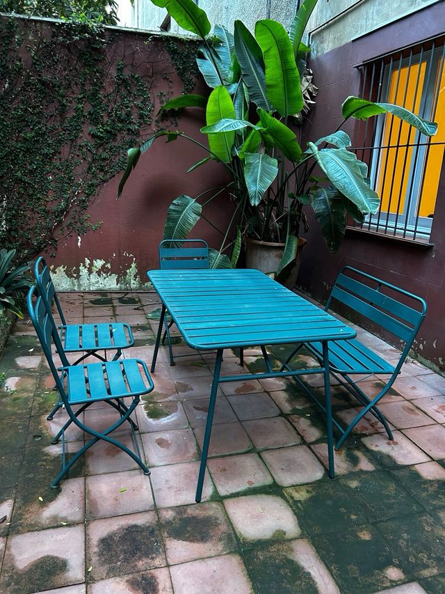 Mesa y sillas de jardín metálicas