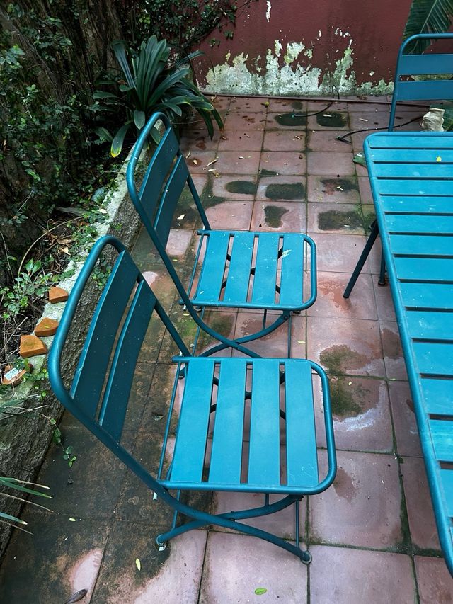 Mesa y sillas de jardín metálicas