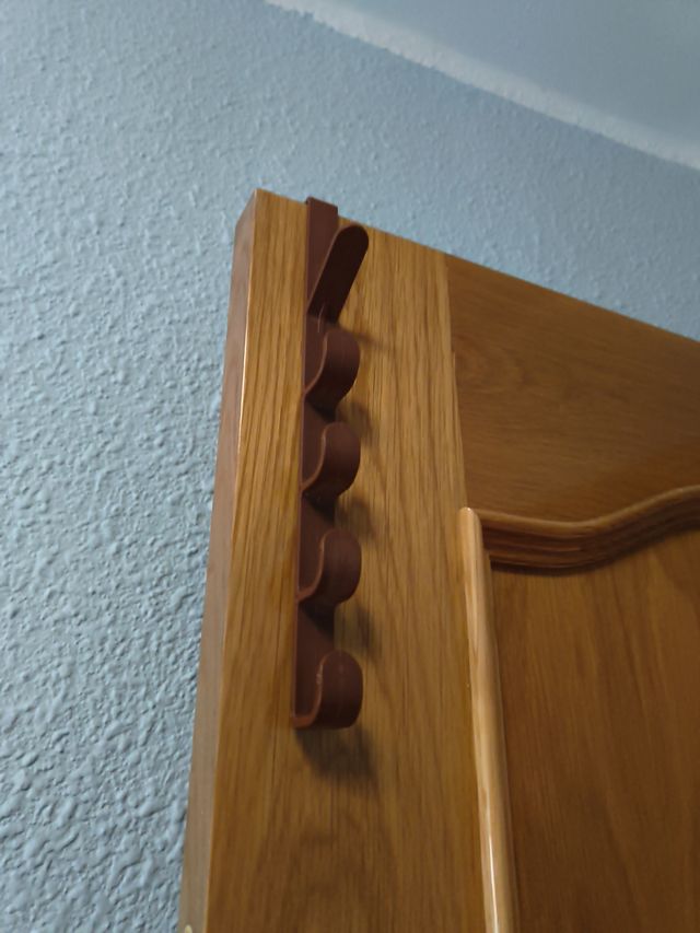 Colgador de puerta marrón
