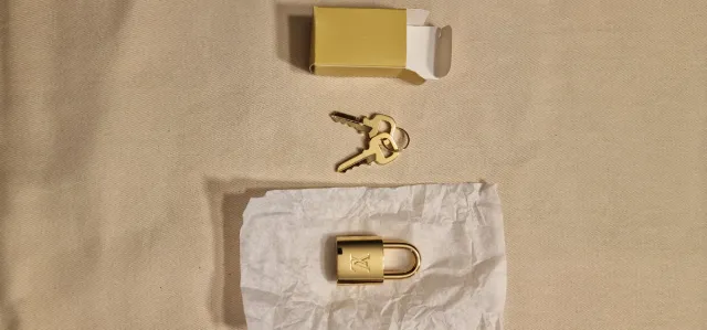 Candado nuevo  Louis Vuitton Dorado con Llaves