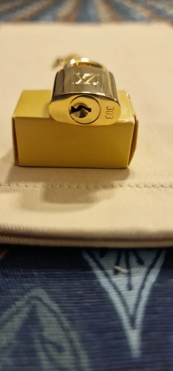 Candado nuevo  Louis Vuitton Dorado con Llaves