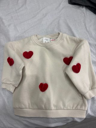 Sudadera Zara niña beige con corazones rojos 2 año