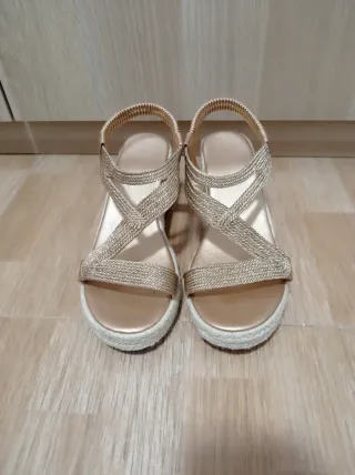 Sandalias doradas cuña verano