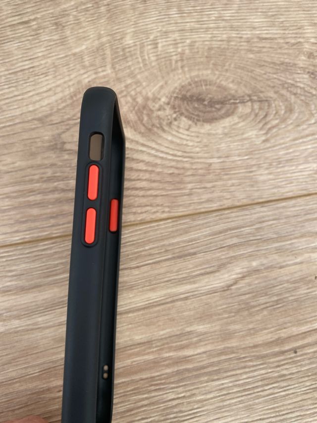 Capa para iPhone 11 Preta e Vermelha