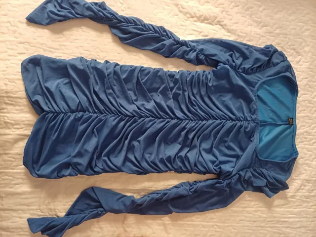 Vestido azul drapeado manga larga