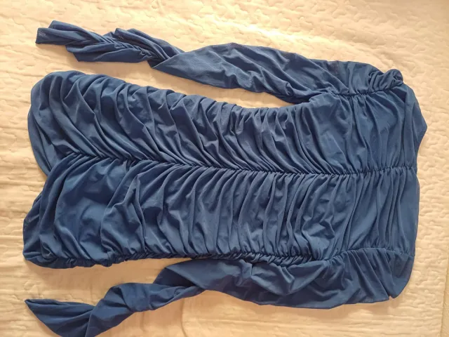 Vestido azul drapeado manga larga