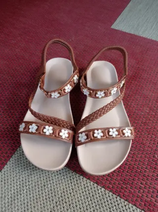 Sandalias de verano marrones con flores blancas
