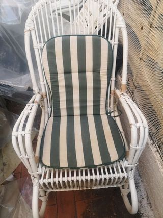 Mecedora antigua de caña y mimbre