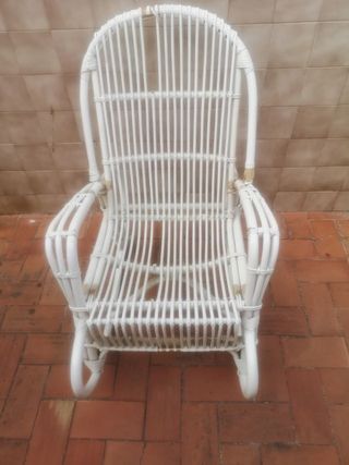 Mecedora antigua de caña y mimbre