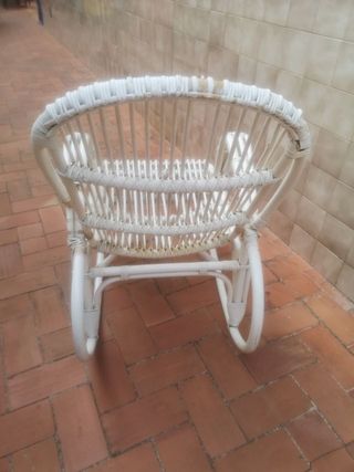 Mecedora antigua de caña y mimbre