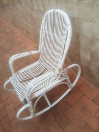 Mecedora antigua de caña y mimbre