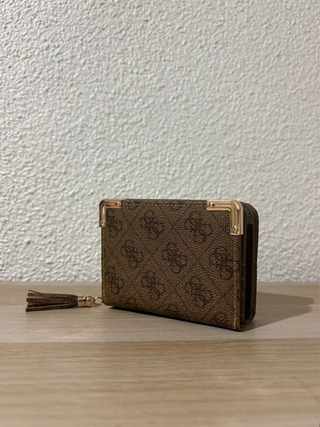 Cartera marrón elegante con detalles dorados
