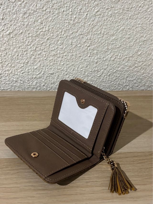 Carteira marrom elegante com detalhes dourados