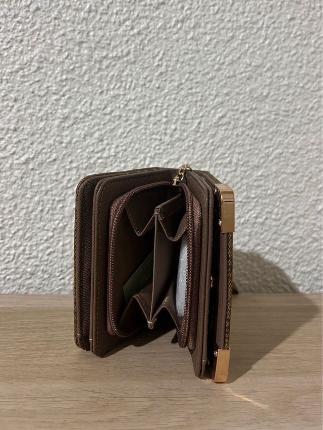 Carteira marrom elegante com detalhes dourados