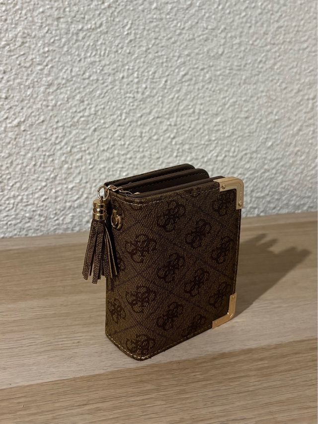 Cartera marrón elegante con detalles dorados