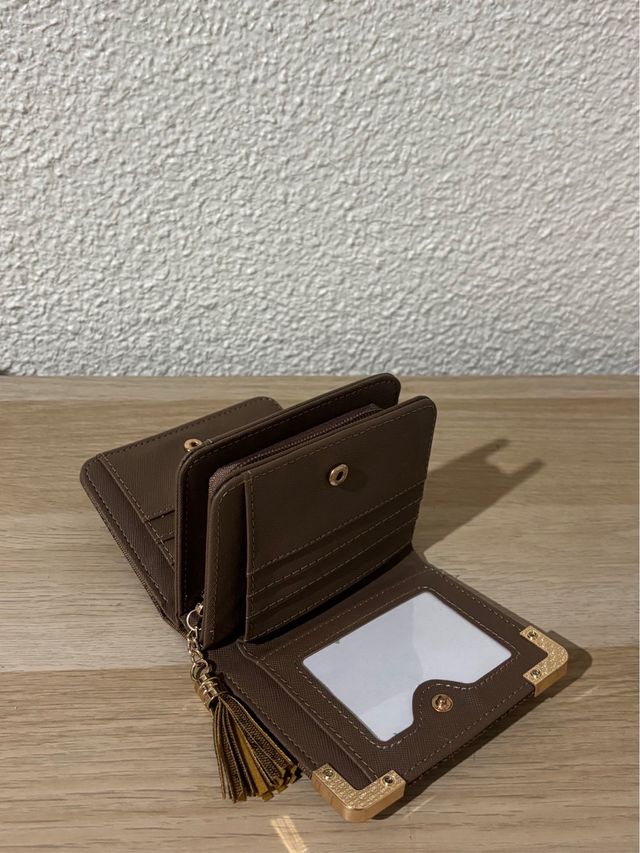 Carteira marrom elegante com detalhes dourados